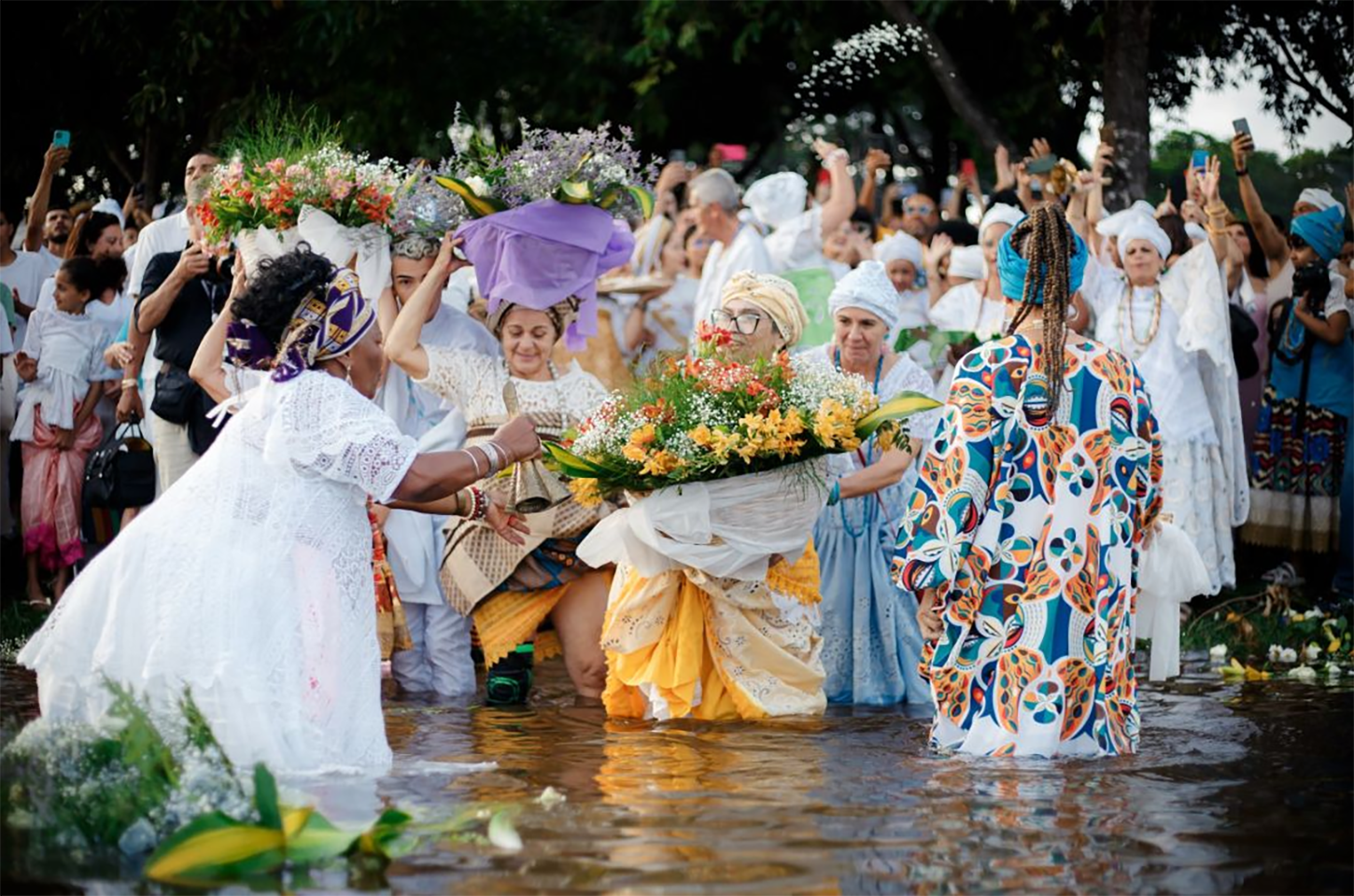 Festas e celebrações relacionadas aos orixás ocupam diferentes períodos do ano, mas não existe um calendário único seguido por todos os terreiros