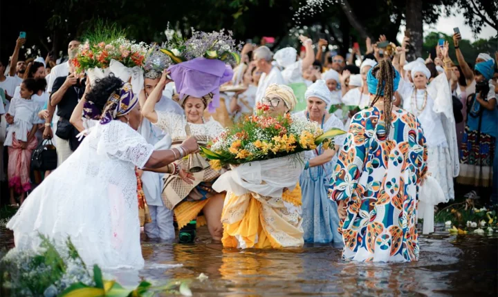 Festas e celebrações relacionadas aos orixás ocupam diferentes períodos do ano, mas não existe um calendário único seguido por todos os terreiros